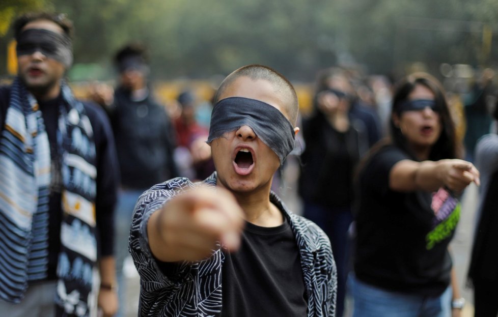 Demonstranté vyjadřují soucit s oběťmi sexuálního zneužití při protestu v Novém Dillí.