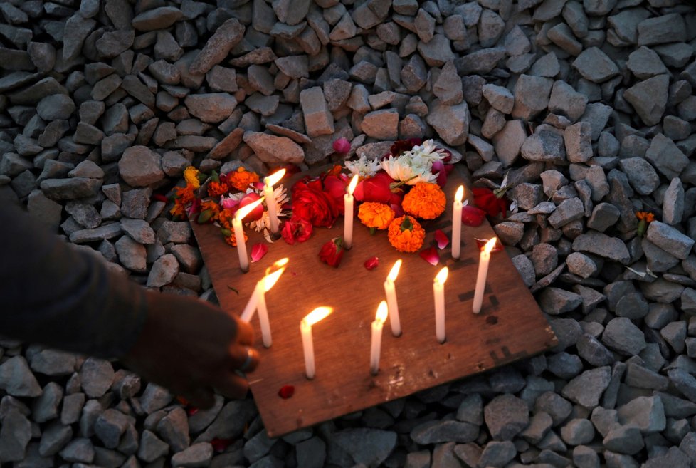 Studenti zapalují svíčky za třiadvacetiletou oběť znásilnění