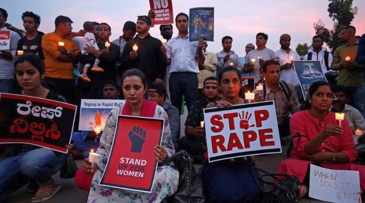 Indové požadují spravedlnost pro oběti znásilnění.