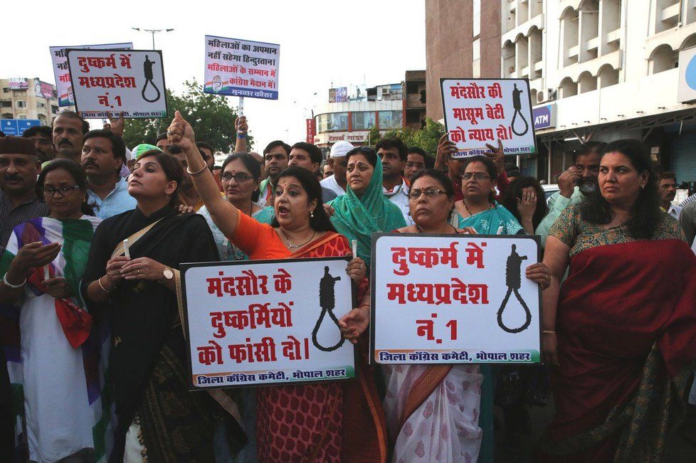 V Indii dochází k častým protestům proti sexuálnímu násilí, jehož obětí jsou převážně malé dívky.