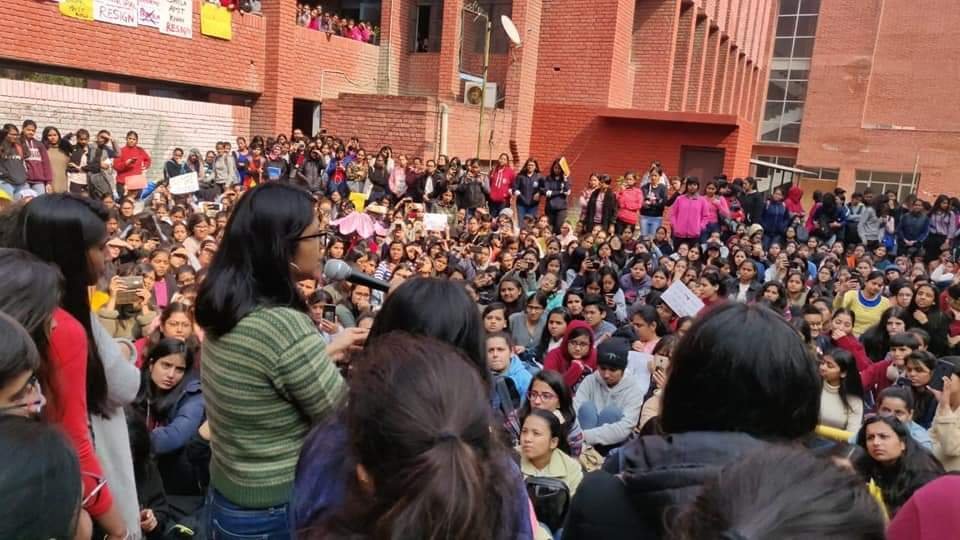 Šéfka komise pro práva žen v Dillí mluví k studentkám Gargi College.