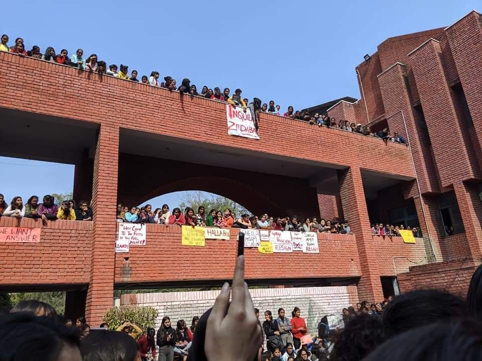 Šéfka komise pro práva žen v Dillí mluví k studentkám Gargi College.