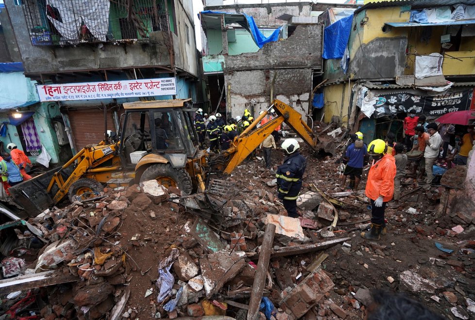 V Indii se vlivem počasí zřítila několikapatrová budova. V troskách zemřelo minimálně 11 lidí.