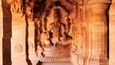 Čtyřruký bůh Višnu se stočeným hadem u svých nohou ve třetím chrámu jeskynního komplexu Bádámi.