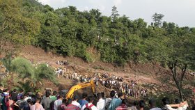 Nejméně 45 lidí přišlo dnes o život při sesuvu půdy v horské oblasti na severu Indie.