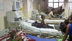 Ředitel nemocnice v severoindickém státě Uttarpradéš, kde tento týden zemřelo 60 dětí, byl propuštěn.