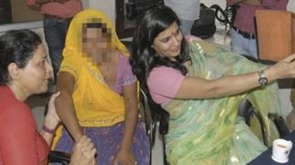 Indická ochránkyně práv žen si pořádila selfie s obětí znásilnění, na hodinu ji vyhodili  