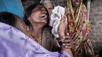 V hrobech z bavlny: Indičtí farmáři si ze zoufalství berou život