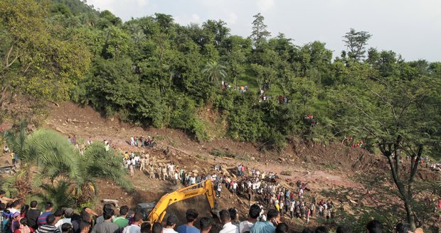 Sesuv půdy v Indii si vyžádal 45 mrtvých, zavalil i dva autobusy s cestujícími