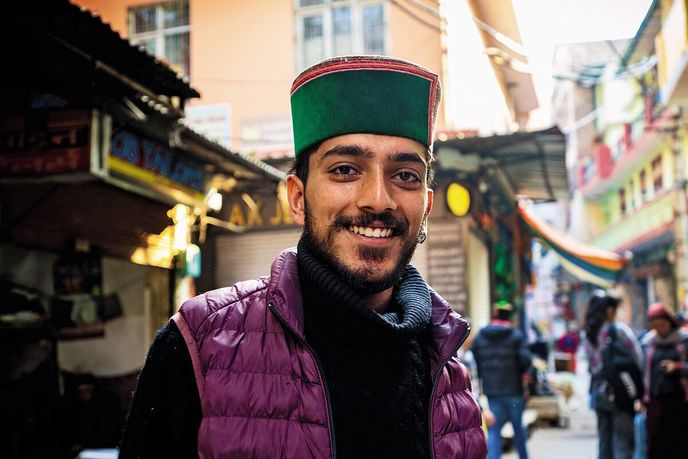 Mladý muž v tradiční zelené kinnaurské topi (čepici) Mladý muž v tradiční zelené kinnaurské topi (čepici)