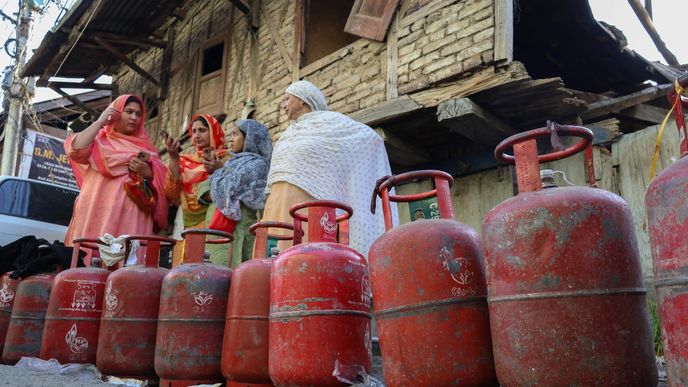 Nedostatek LPG na vaření je pro indické domácnosti velký problém. Nedostatek LPG na vaření je pro indické domácnosti velký problém.