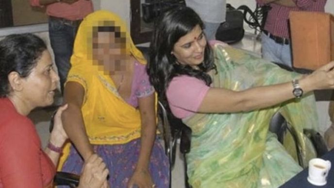 Známá indická ochránkyně práv žen a zároveň státní zaměstnankyně si pořídila selfie s obětí znásilnění.