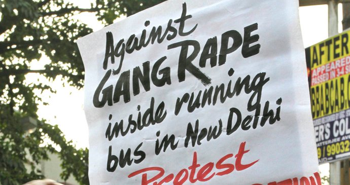 Indie se bouří kvůli hromadnému znásilnění Indky v autobuse