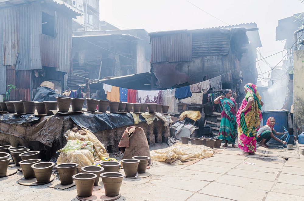 Pálení ručně vyrobené keramiky mají ve slumu pod palcem ženy.