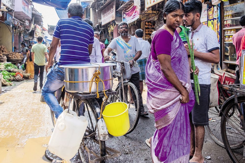 Pitnou vodu v Dháráví mají obyvatelé balenou nebo od pouličních prodejců.