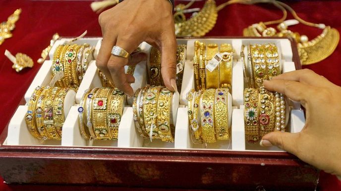 Indii navzdory. Ceny zlata rostly i v únoru, přestože tradiční velkoodběratel světového zlata, Indie, v daném měsíci nakoupil nejmenší objem za dva roky. Na snímku je nabídka bombajského klenotnictví.