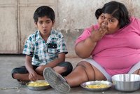 Nenasytná Indka v 9 letech váží už váží 93 kilogramů! OTESÁNEK!