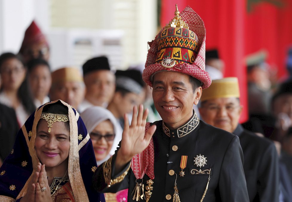 Indonéský prezident Joko Widodo s manželkou Irianou.