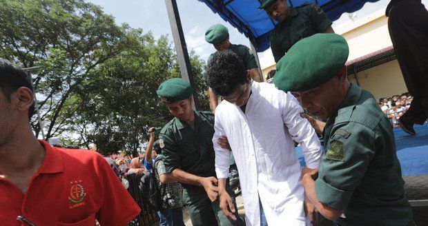 Svátek lásky se proměnil v peklo. Indonésie zatýkala páry, za mřížemi skončili i turisté