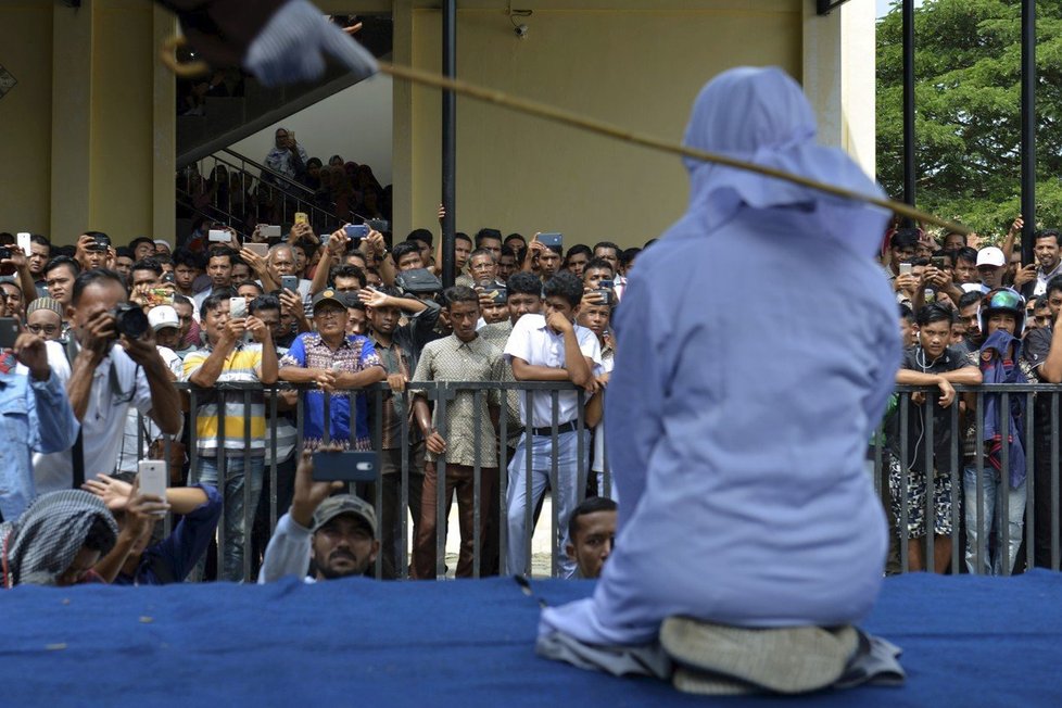 V Indonésii byla zbičována dívka a její přítel za to, že se objímali na veřejnosti.