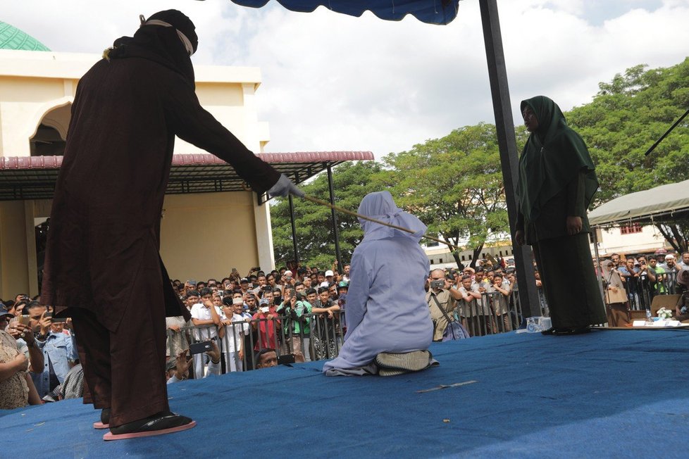 V Indonésii byla zbičována dívka a její přítel za to, že se objímali na veřejnosti.