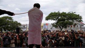 Bičování je podle práva šaría, které se v indonéské provincii Ačeh úzkostlivě dodržuje, tradičním trestem za několik prohřešků. Kolaps trestaných je podle humanitárních organizací běžný, (ilustrační foto).