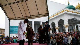 V Indonésii byli veřejně zbičováni dva homosexuálové.