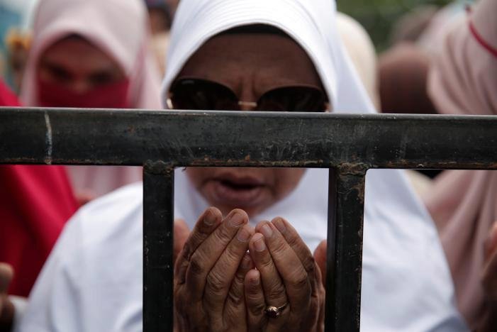 V Indonésii byli veřejně zbičováni dva homosexuálové