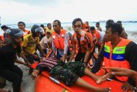 Trajekt se potopil 200 metrů od břehu. Utopilo se nejméně 24 lidí včetně dětí