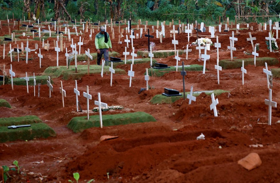 Pohřebiště v Indonésii: Vláda vyhradila pro oběti koronaviru speciální místo (27. 4. 2020)