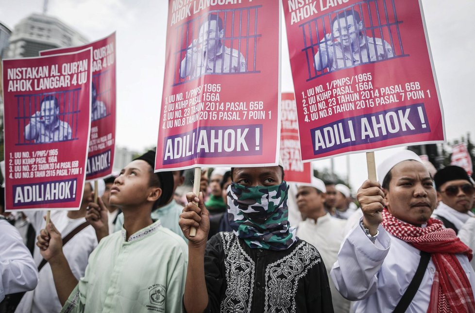 Muslimové po indonéských úřadech požadují zatčení křesťanského guvernéra Jakarty, kterého obviňují z urážky koránu.