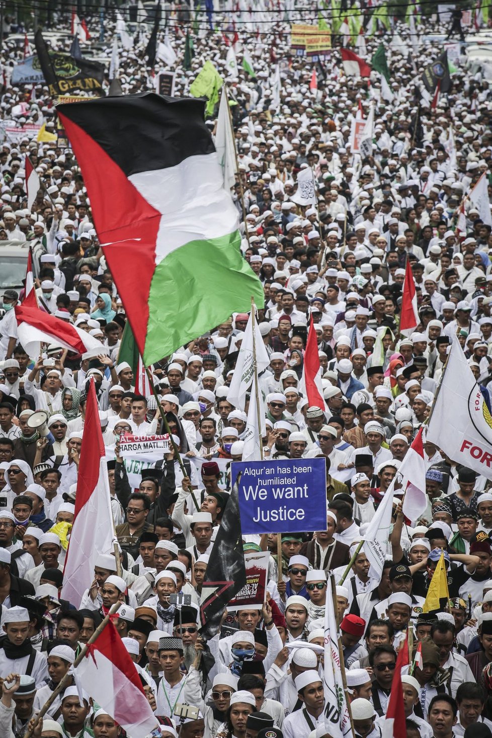 V indonéské metropoli protestují desetitisíce radikálních muslimů.