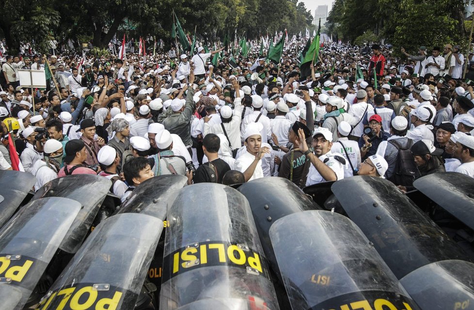 Na pořádek v ulicích Jakarty dohlíží zhruba 20.000 příslušníků bezpečnostních sil.