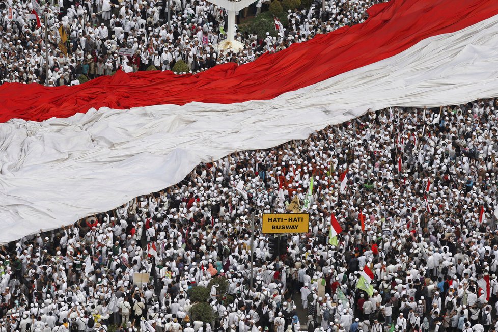 V indonéské metropoli protestují desetitisíce radikálních muslimů.