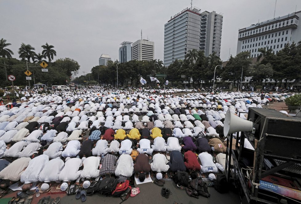 Během protestů došlo i na společnou modlitbu.