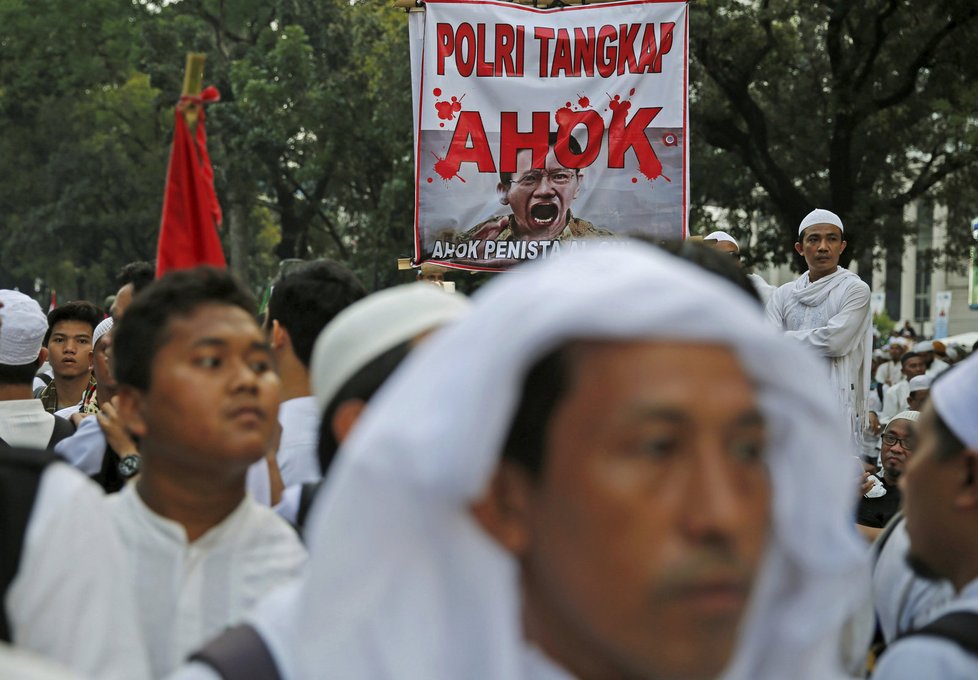 Muslimové po indonéských úřadech požadují zatčení křesťanského guvernéra Jakarty, kterého obviňují z urážky koránu.