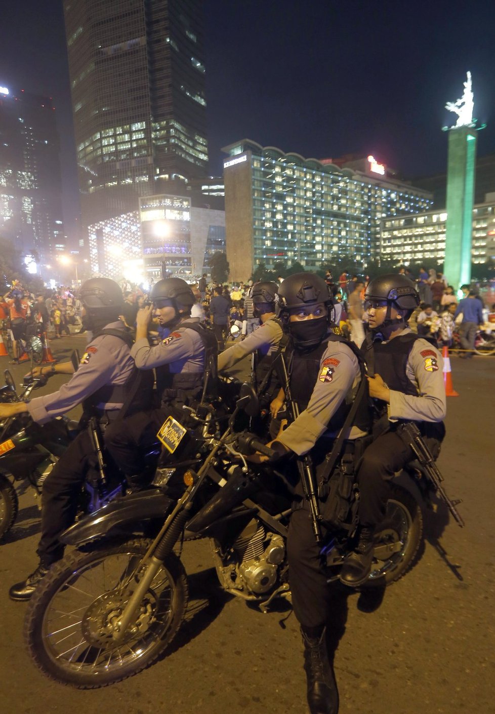 Policisté na oslavách novoročních oslavách v indonéské Jakartě