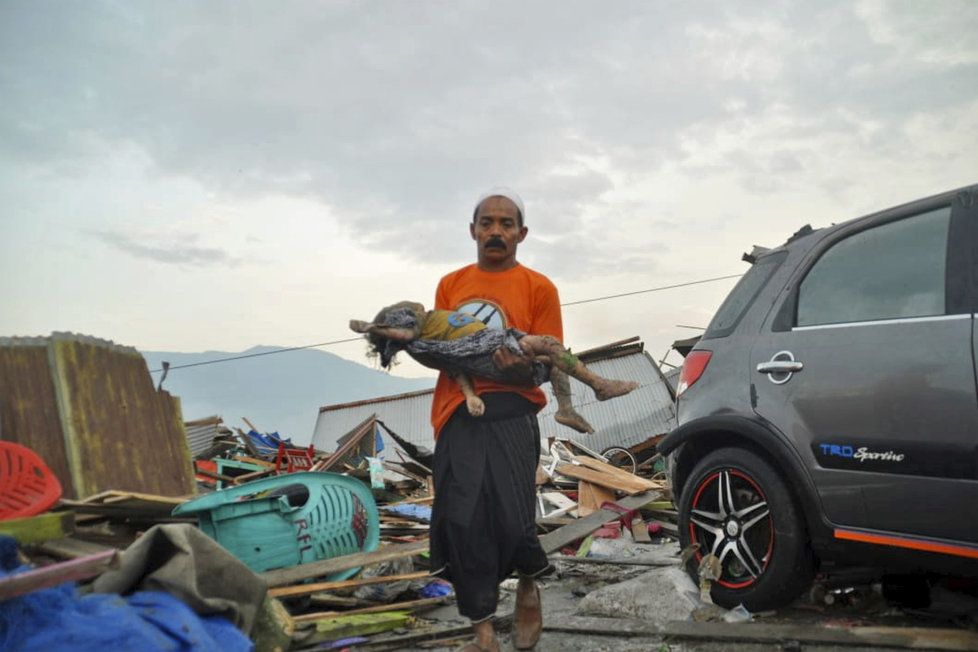 Indonésii zasáhlo ničivé zemětřesení a vlna tsunami. Hlášených je téměř 400 obětí