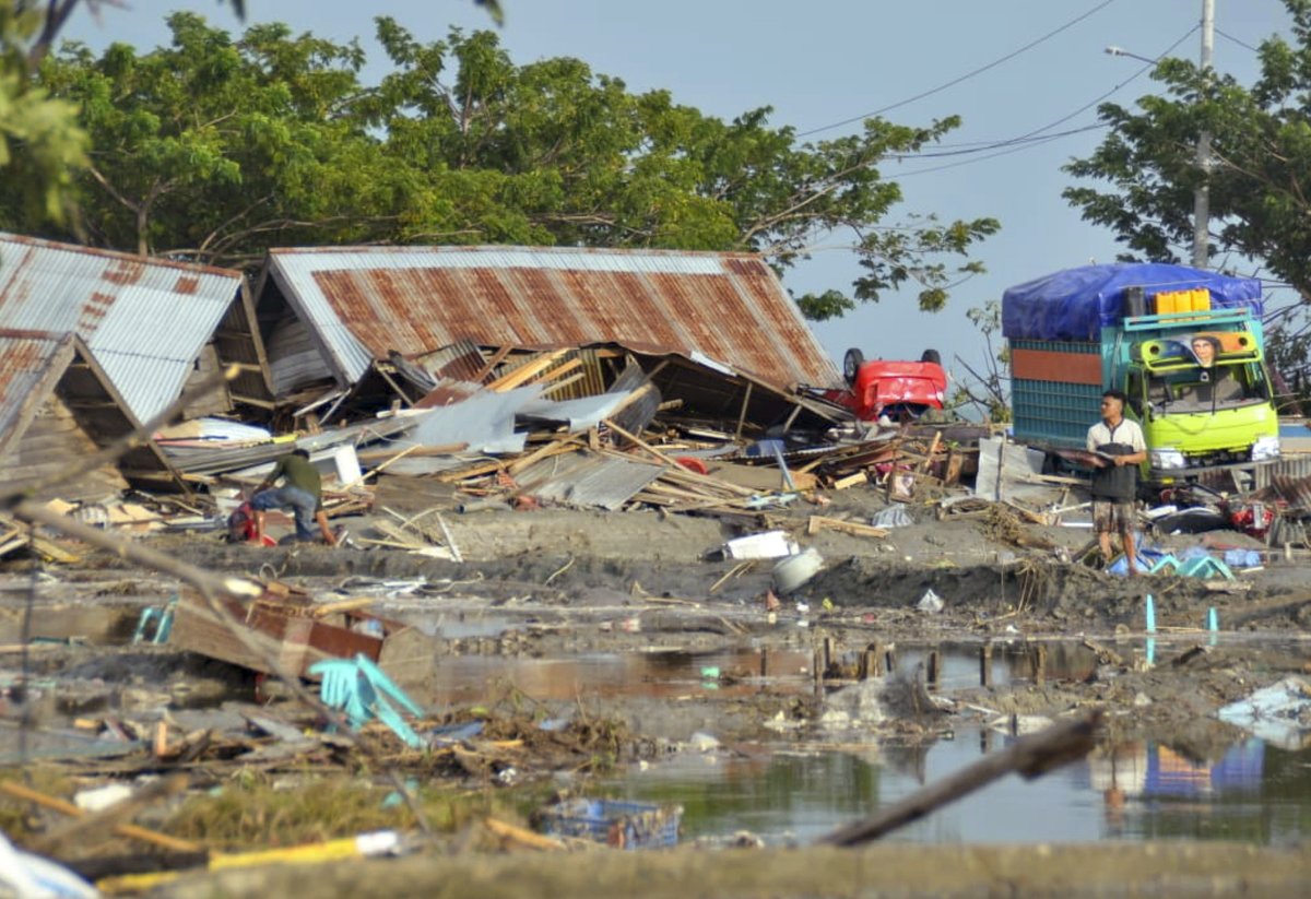 Indonésii zasáhlo ničivé zemětřesení a vlna tsunami. Hlášených je téměř 400 obětí