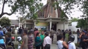 V Indonésii se útočník pokusil odpálit nálož v kostele.