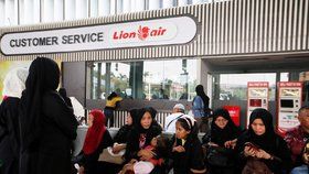 Boeing 737 indonéské společnosti Lion Air se zřítil do moře: Pláč příbuzných a hledání trosek (29. 10. 2018)