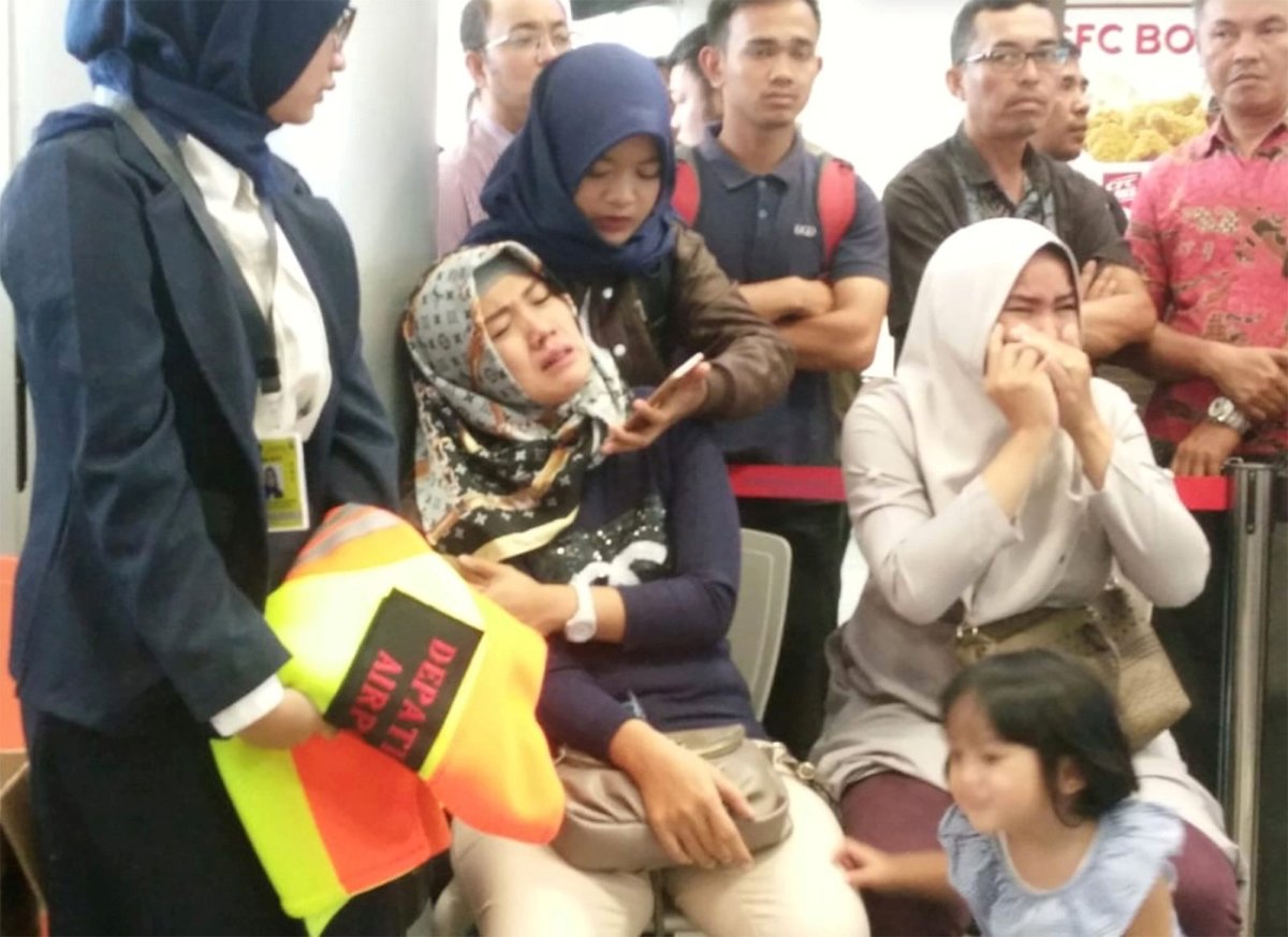Boeing 737 indonéské společnosti Lion Air se zřítil do moře: Pláč příbuzných a hledání trosek (29. 10. 2018)