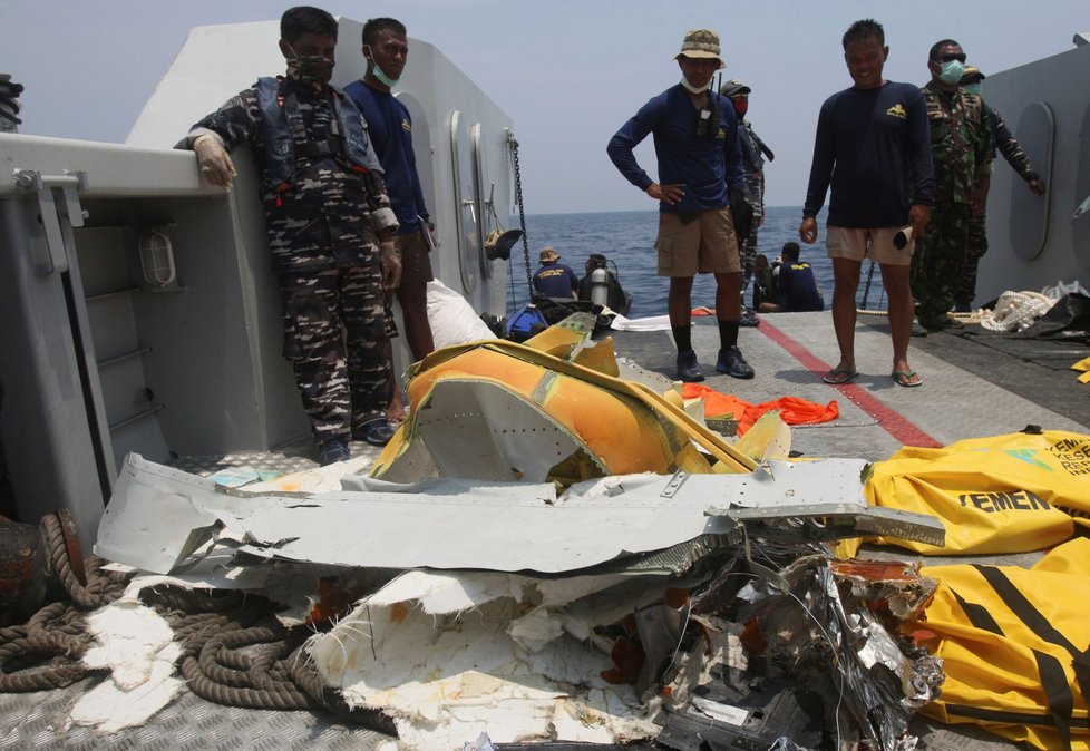 Při pátrání po obětech havárie letadla společnosti Lion Air v Jávském moři zemřel jeden z potápěčů.