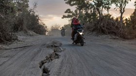 Ničivé zemětřesení na indonéském ostrově Lombok si vyžádalo již 436 obětí. Dalších více než 350 000 lidí přišlo o střechu nad hlavou (13. 8. 2018).