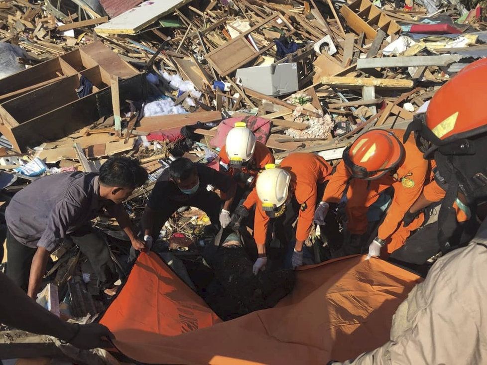 Záchranné akce po ničivém tsunami v Indonésii pokračují. Pro oběti vyhloubili masový hrob.