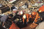 Záchranné akce po ničivém tsunami v Indonésii pokračují. Pro oběti vyhloubili masový hrob.