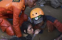 Indonésie po ničivé tsunami: Trosky mizí, oběti rostou