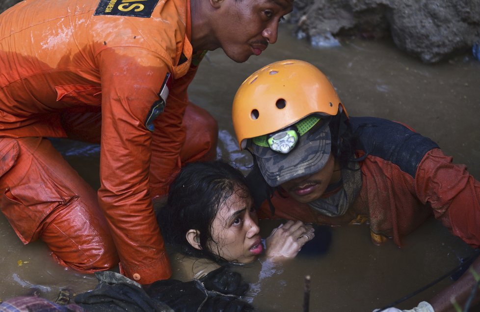 Záchrana Nurul (15), kterou v sutinách domu uvěznila voda a bahno.