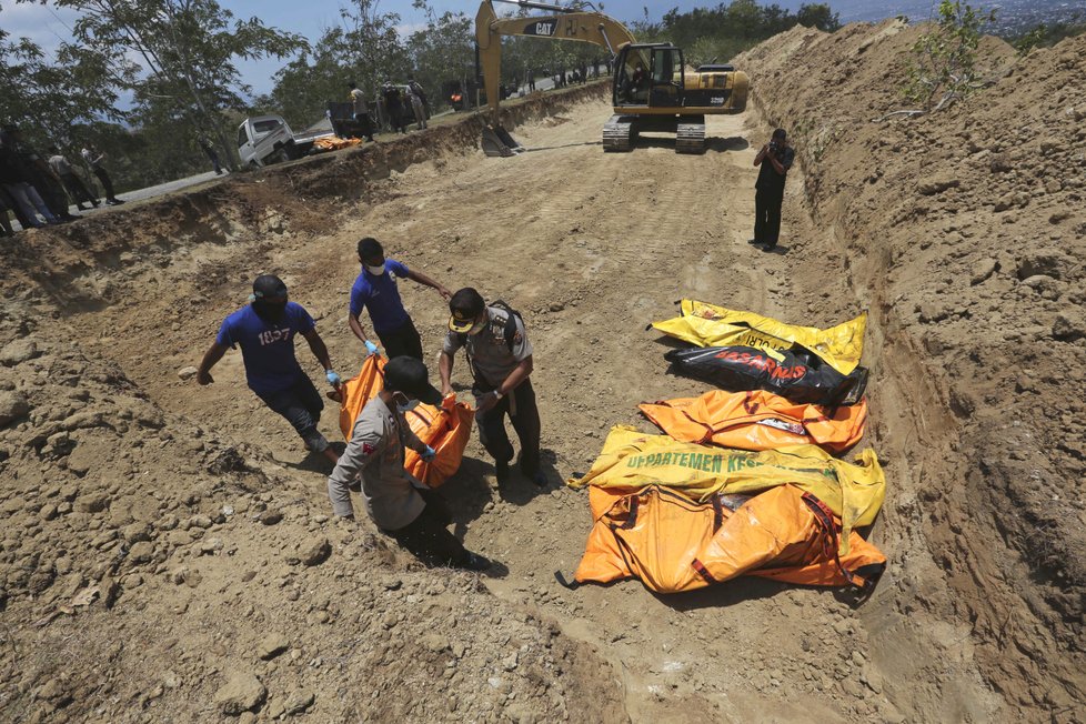 Záchranné akce po ničivém tsunami v Indonésii pokračují. Pro oběti vyhloubili masový hrob.