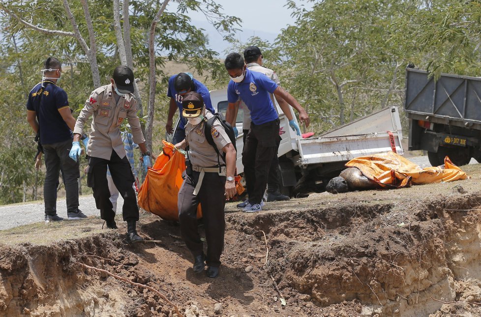 Záchranné akce po ničivém tsunami v Indonésii pokračují. Pro oběti vyhloubili masový hrob.